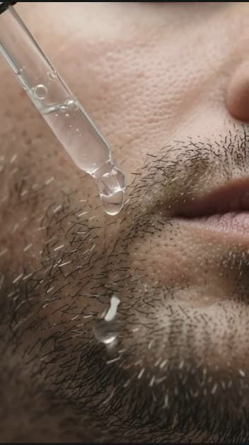 Goutte du sérum nourrissant KADASKIN sur la joue.